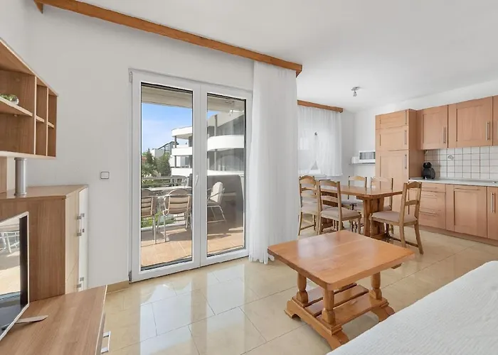 Appartement In With Seaview, Terrace, Air Condition, Wifi Sukošan