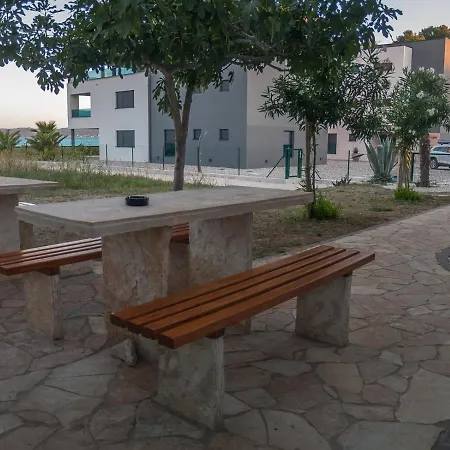 In With Seaview, Terrace, Air Condition, Wifi Apartment *