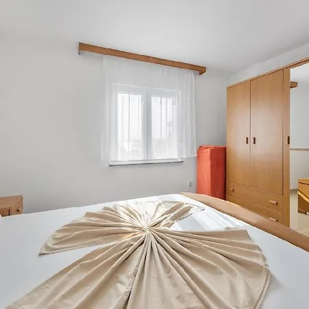 In With Seaview, Terrace, Air Condition, Wifi Sukošan